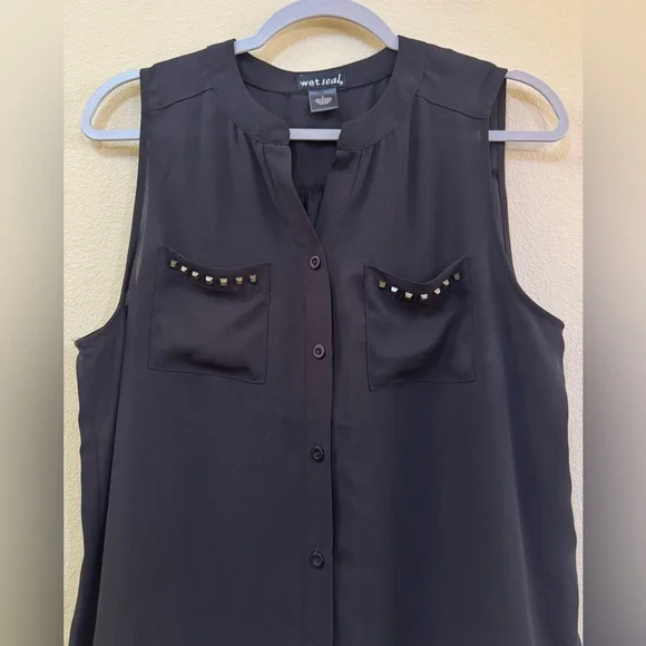Wet Seal Sheer Sleeveless Button Down Top - Picture 6 of 7
